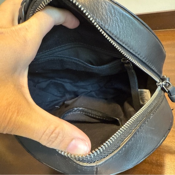 Rachel Roy Womens Circle Crossbody Adj. Strap Blk Pebbled Leather EUC B - Picture 9 of 11